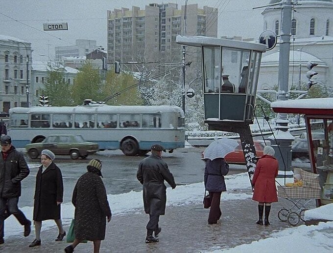 Кто тут жаловался на холодный сентябрь ?! А вот Никитские ворота из фильма «Служебный роман» снятые 26 сентября 1976 г.