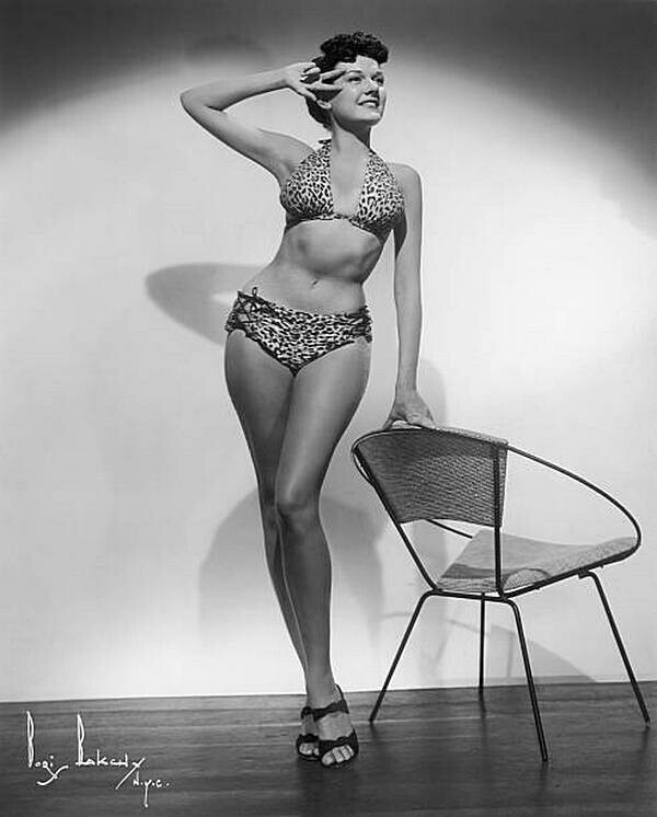  Сэнди Стивенс демонстрирует бикини с леопардовым принтом, примерно 1955 год
