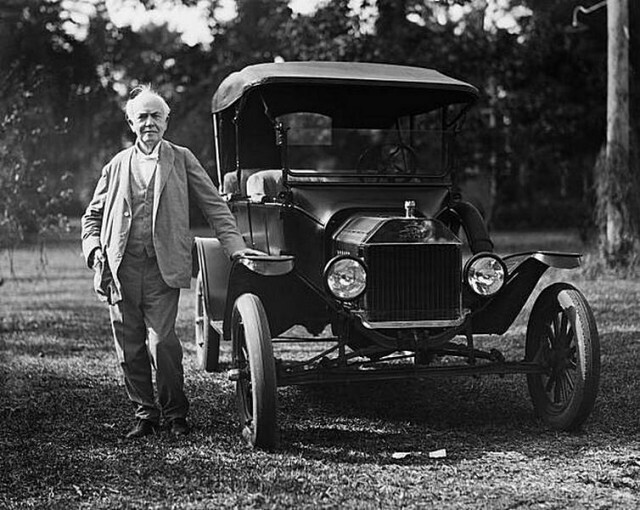  Появление новых моделей автомобилей Ford не имеет никакого значения в жизни Томаса Эдисона, известного гения электротехники, поскольку он все еще продолжает использовать свою модель Ford 1914 года. 19 января 1928 года