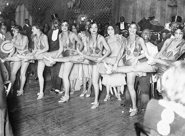 Артистки, танцующие в клубе Small's Paradise Club в Гарлеме. 1929 год.
