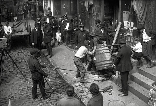 Изъятие вина по постановлению суда на Черри-стрит, 38. 27 апреля 1921 г., Нью-Йорк, штат Нью-Йорк.