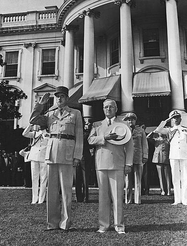 Президент Гарри С. Трумэн стоит рядом с временным президентом Франции генералом Шарлем де Голлем на южной лужайке Белого дома