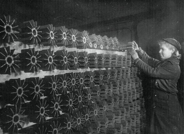 Производство боеприпасов на заводе № 615 Наркомата электропромышленности СССР. Штабели готовых изделий по 200 штук. 1944 год