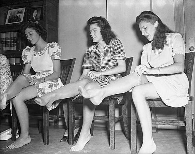 Когда Вторая мировая война закончилась, женщины снова смогли получить нейлоновые чулки.