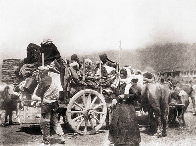 Фотография 1920 г. показывает армянских беженцев, бегущих от турок.