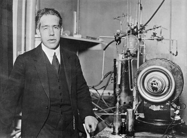 Датский физик Нильс Бор в своей лаборатории, получивший Нобелевскую премию по физике 1922 года за свою работу по структуре атомов.