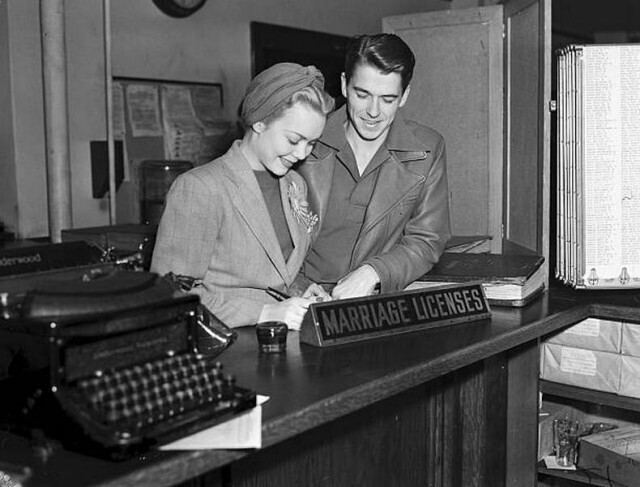 Актриса Джейн Уайман и актер Рональд Рейган подают уведомление о намерении вступить в брак. 21.01.1940 - Лос-Анджелес, Калифорния.