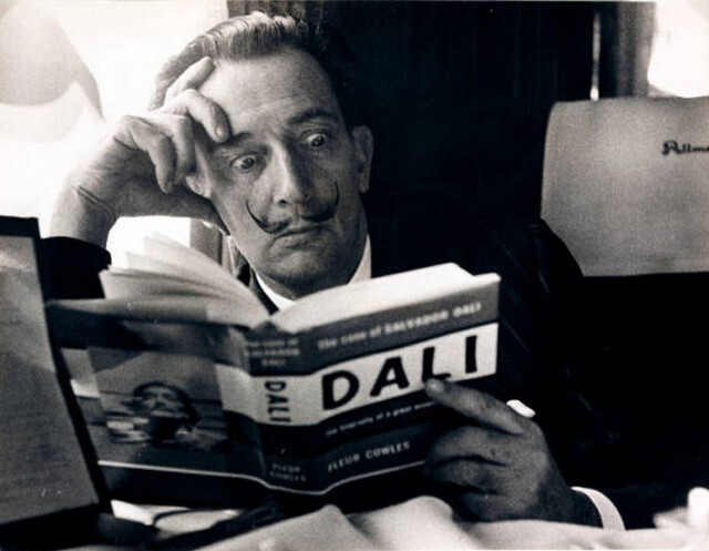 Дали читает книгу Флер Коулз «Дело Сальвадора Дали» (1959) в поезде из Фолкстона. Книга Коулза была официальной биографией Дали.
