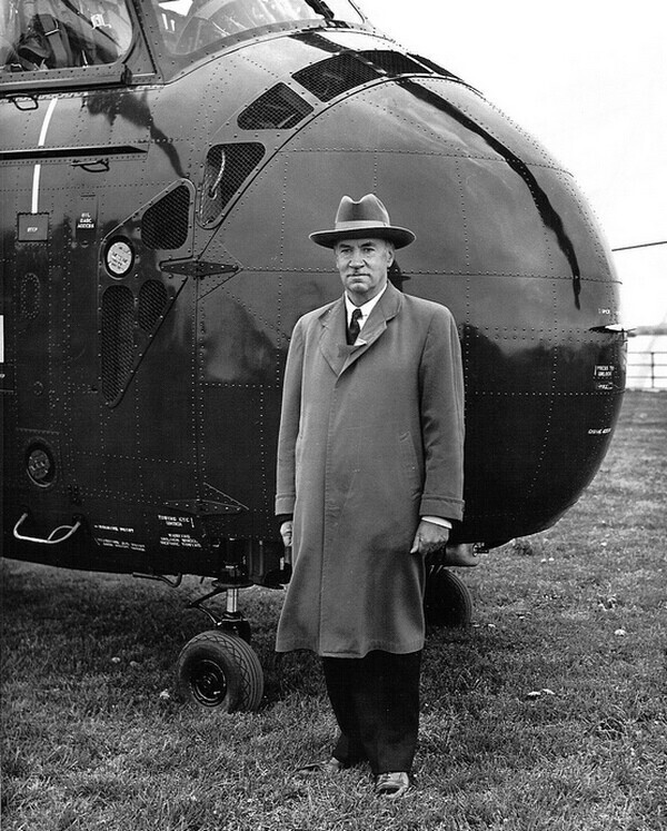 Игорь Сикорский возле вертолёта. Фото из личного архива Сергея Сикорского