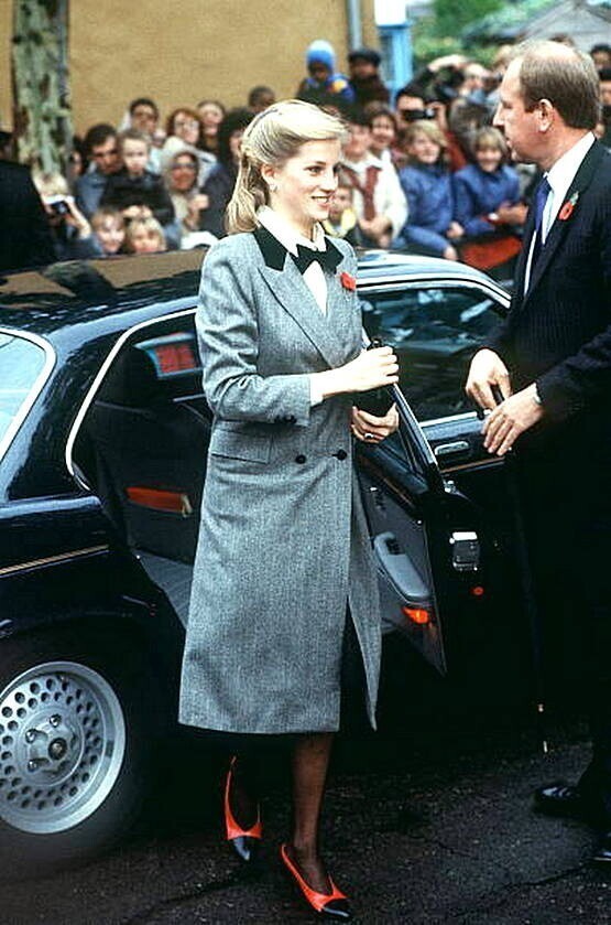 Диана, принцесса Уэльская, прибывающая на автомобиле Jaguar для посещения благотворительной организации Barnados Children's, покровительницей которой она являлась.