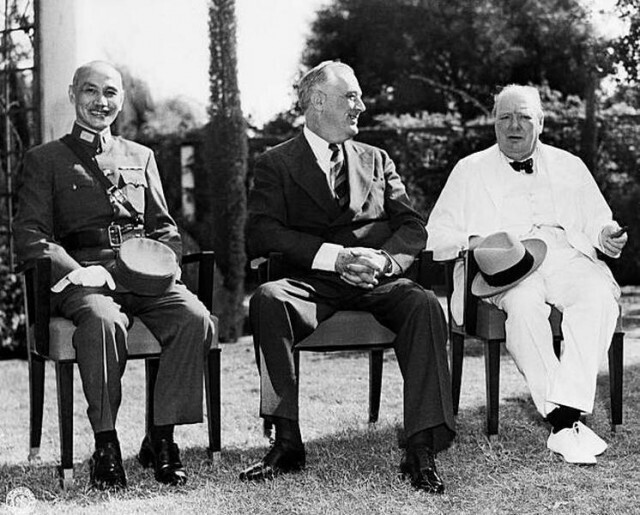  Генералиссимус Чан Кай-Ши, Президент Франклин Д. Рузвельт и премьер-министр Уинстон Черчилль сидят вместе на лужайке во время исторической Каирской конференции. 1943 год. Египет.