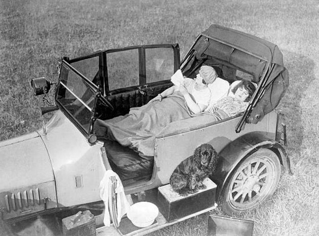 Гениально устроенный четырехместный автомобиль, в котором подушки могут быть преобразованы в кровати, был разработан г-ном Мелвиллом Хартом, британским изобретателем..