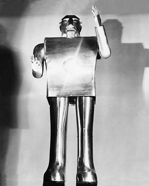 Мото-человек Elektro, созданный для выставки Westinghouse на Всемирной выставке в Нью-Йорке, показан с поднятой рукой, фотография в полный рост. 01.08.1940 -Нью-Йорк, штат Нью-Йорк.