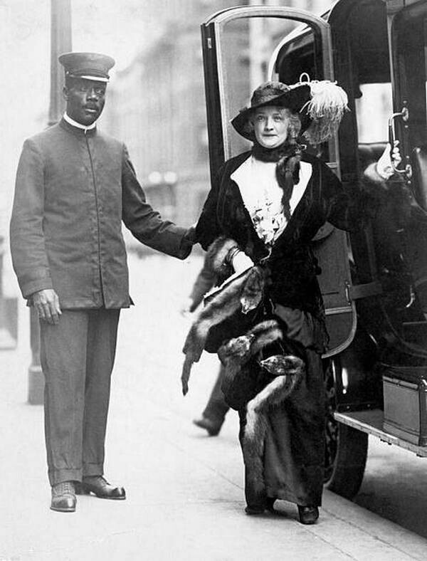 Покупки на Пятой авеню. Женщине помог выйти из машины шофер. Photogrpah ca. 1915 г.