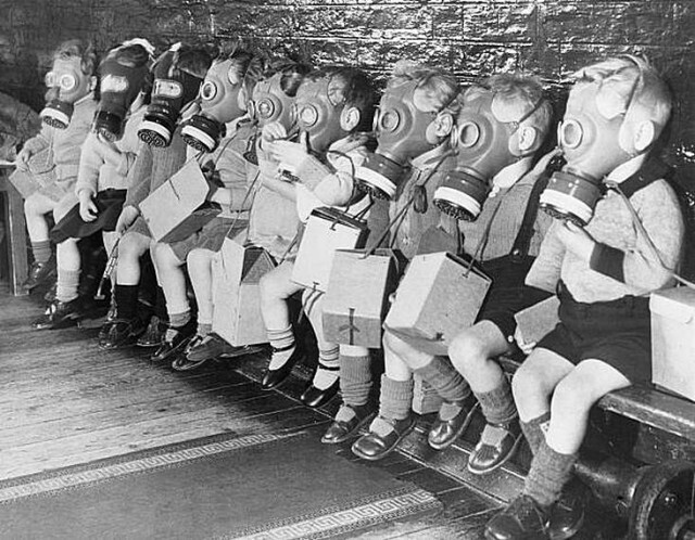 Дети, эвакуированые из Лондона, проходят учения по противогазу в школе-интернате LCC недалеко от Виндзора. 40-ые годы.