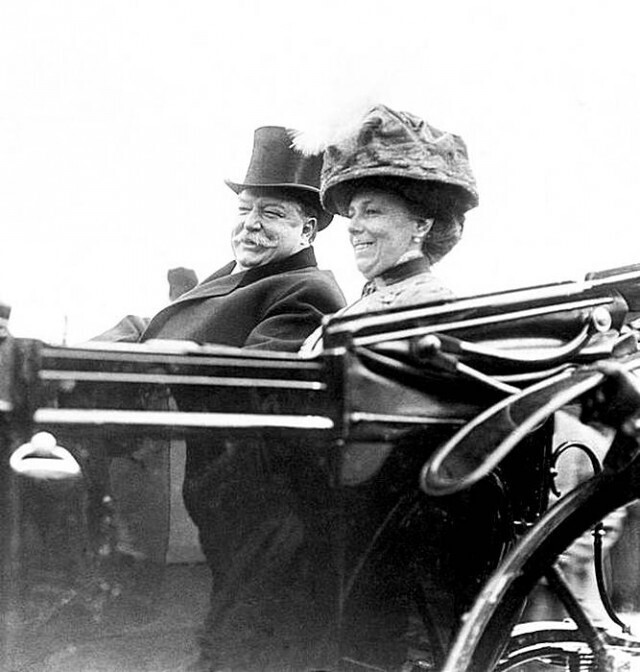 Президент Уильям Х. Тафт едет в кабриолете со своей женой Хелен Херрон, сидящей рядом с ним. Недатированная фотография 1910-х годов.