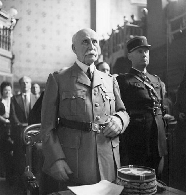 Это маршал Анри Филипп Петен, который предстал перед судом по обвинению в сотрудничестве с германскими нацистами и саботаже французской демократии. 30 июля 1945 г., Париж, Франция.