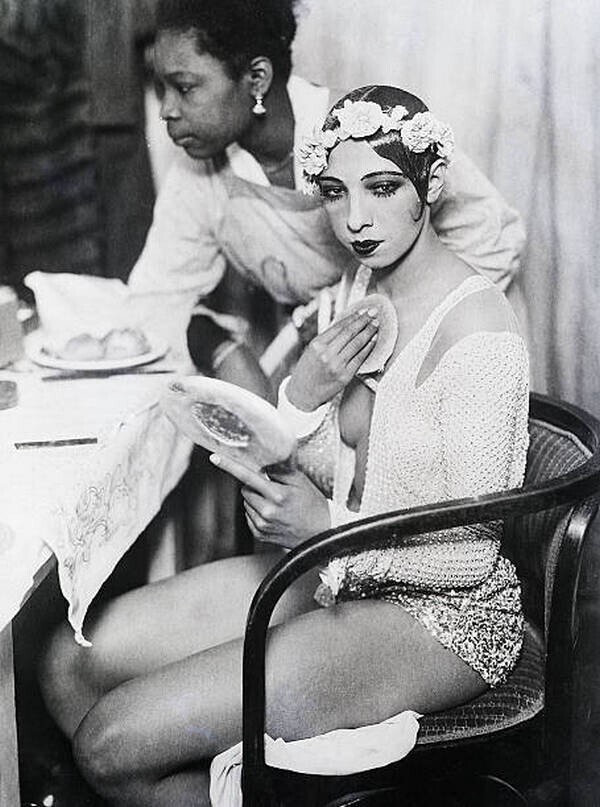 Танцовщица Жозефина Бейкер в своей гримерной. Вена. Австрия. 1928 год.