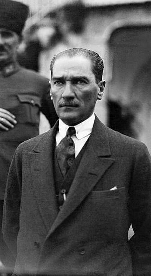  Президент Турции Мустафа Кемаль Ататюрк (1881-1938) на своей вилле в Измире во время своей свадьбы с Латифе Кемаль.
