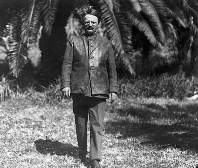 Лев Троцкий (1879-1940). Фотография 1924 года.