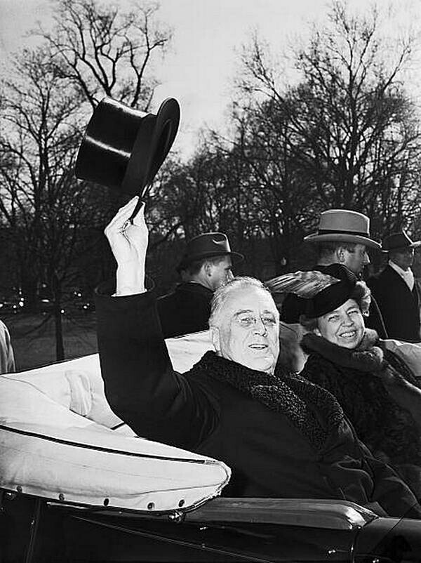 Президент Франклин Делано Рузвельт и Элеонора Рузвельт возвращаются в Белый дом из Капитолия после третьей инаугурации президента.