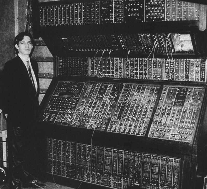 Ханс Циммер со своим модульным синтезатором Moog 1980 год