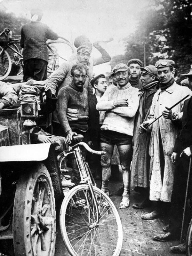 Велосипедисты-участники первой исторической гонки Тур де Франс. Железные люди. Франция. 1903 год