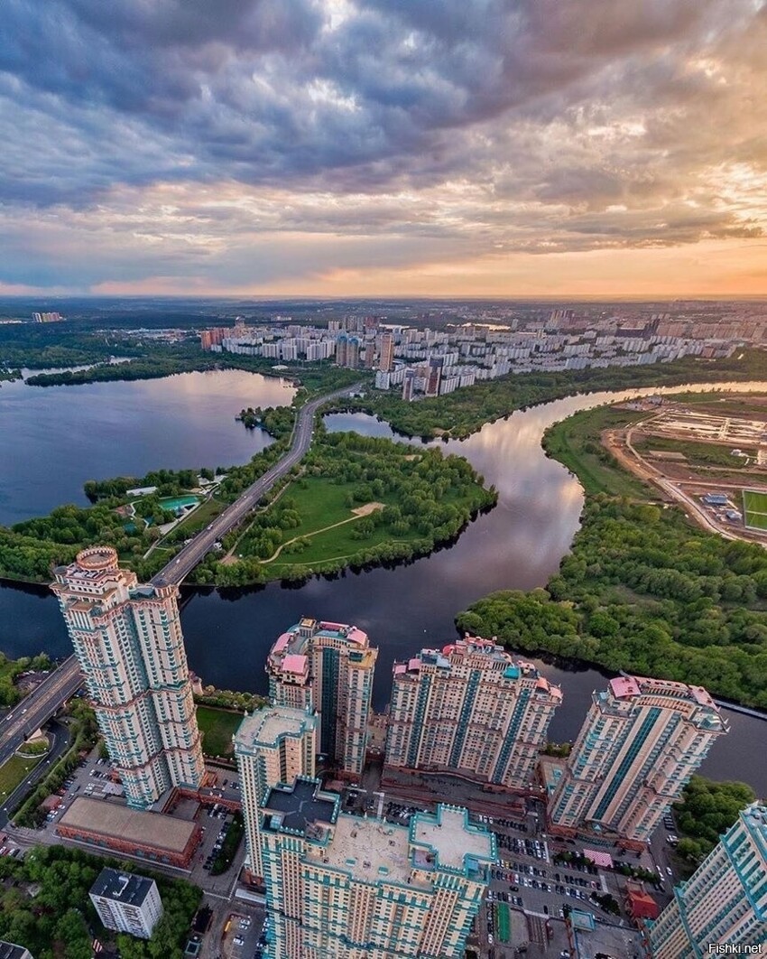 Вид на Строгино (Москва) и Строгинскую пойму с ЖК "Алые паруса"