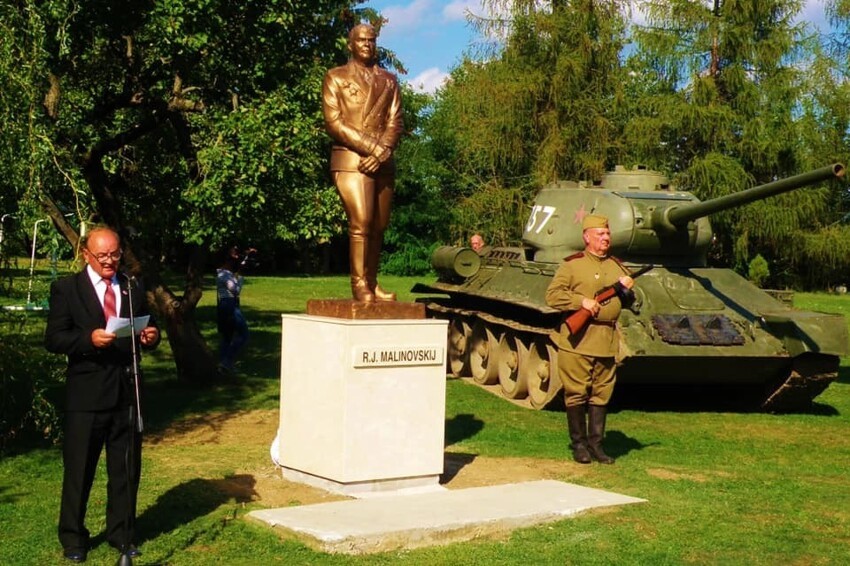Памятник маршалу Малиновскому в Словакии