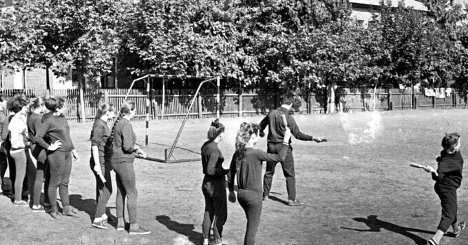 С ностальгией по СССР☭ 90е. СССР была конечно мирная страна, но кидать гранаты детей учили ещё со школы! 