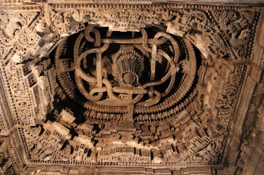 Бесконечный узел, вырезанный из камня на крыше храма Кешава в Индии, построенный в 1258 году