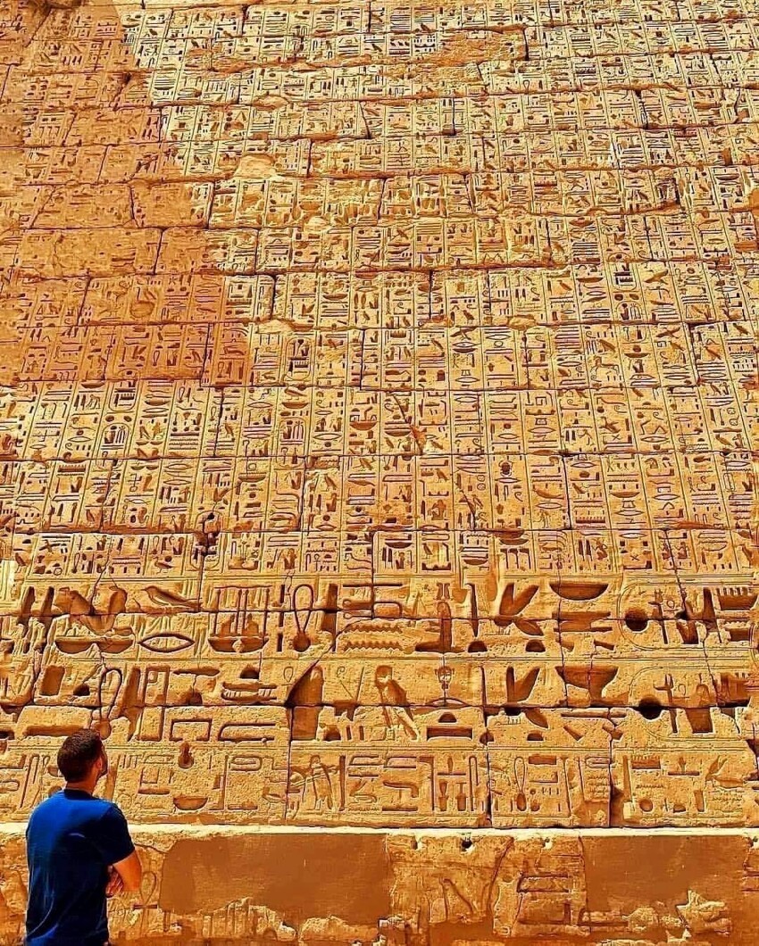Иероглифы на стене храма Мединет Хабу, Луксор, Египет