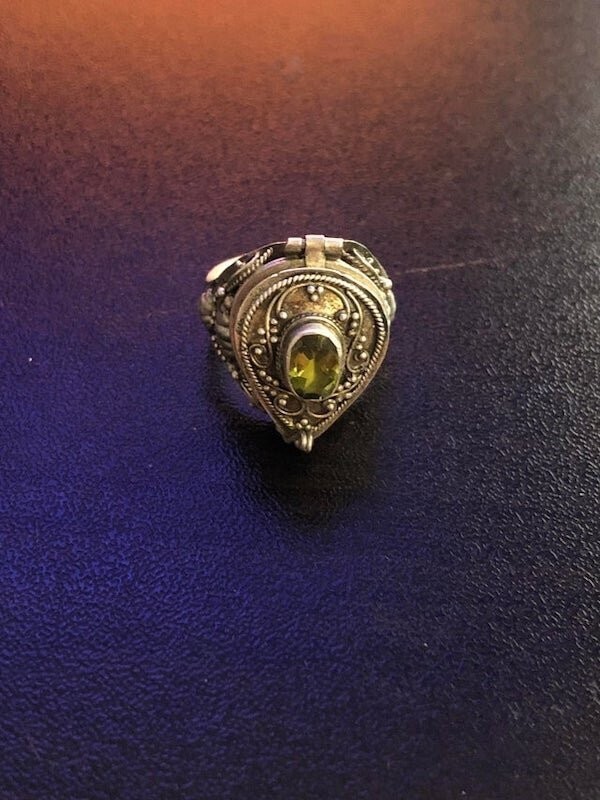  "Для каких целей используют такое кольцо? Это кольцо из серебра 925 пробы с драгоценным камнем. Лицевая сторона его закрыта, но открывается, обнаруживая под собой небольшое пространство для хранения чего-либо".  