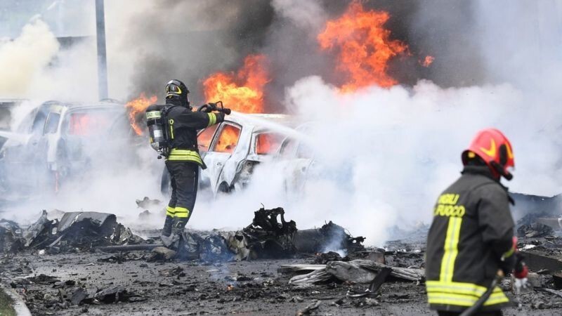 В Милане частный самолет врезался в дом, восемь погибших