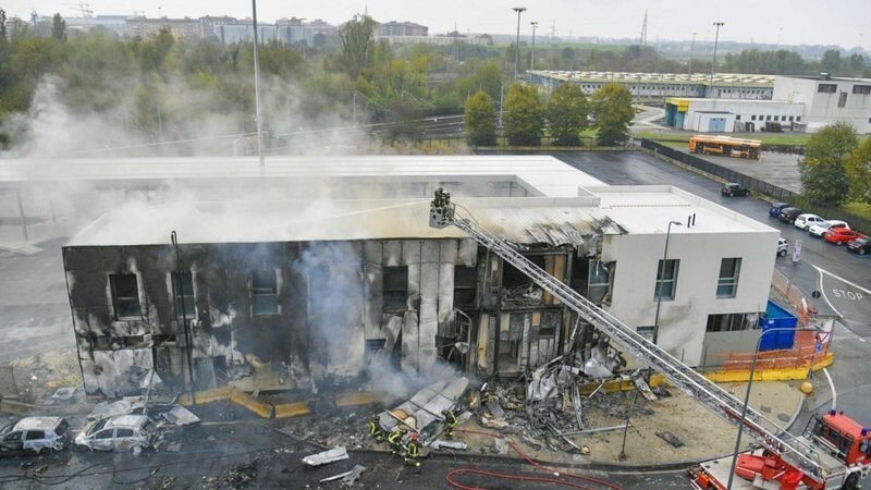 В Милане частный самолет врезался в дом, восемь погибших