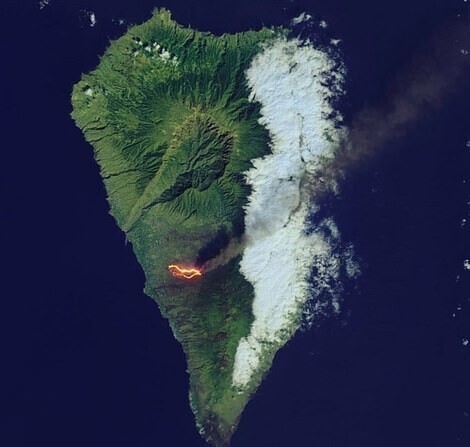 На Канарах бушует вулкан