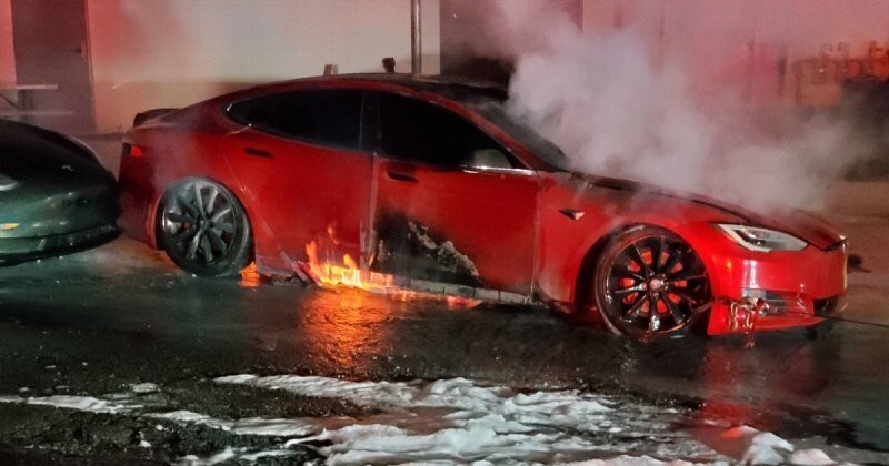 Электрокар Tesla Model S сгорел прямо на парковке сервисного центра
