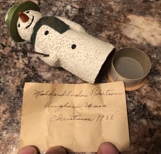 8. "Нашла этого маленького снеговика в коробке со старыми елочными игрушками. Оказывается, это был конфетный подарок 1933 года"