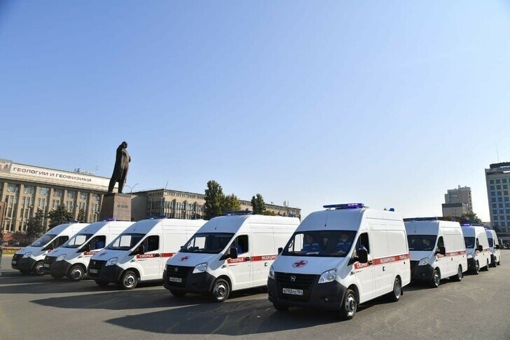 В Саратове на Театральной площади вручили врачам 17 новых автомобилей «скорой помощи»