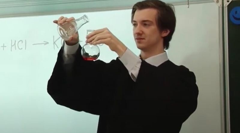 Учитель, который превратил класс по химии в факультет Хогвартса и ведет занятия в мантии волшебника