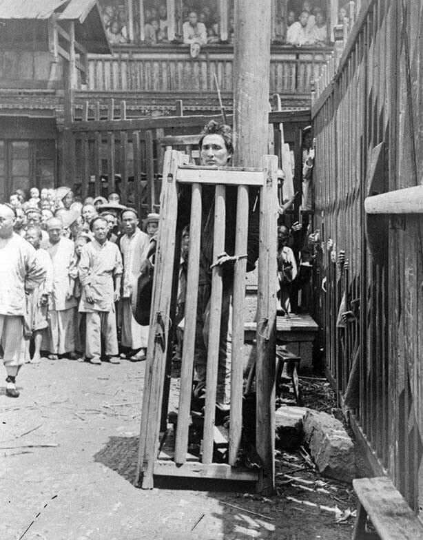 Речной пират, убивший по меньшей мере 6 человек (одной из своих жертв он вырезал глаза перед смертью), ждет казни, Китай, 1900 год