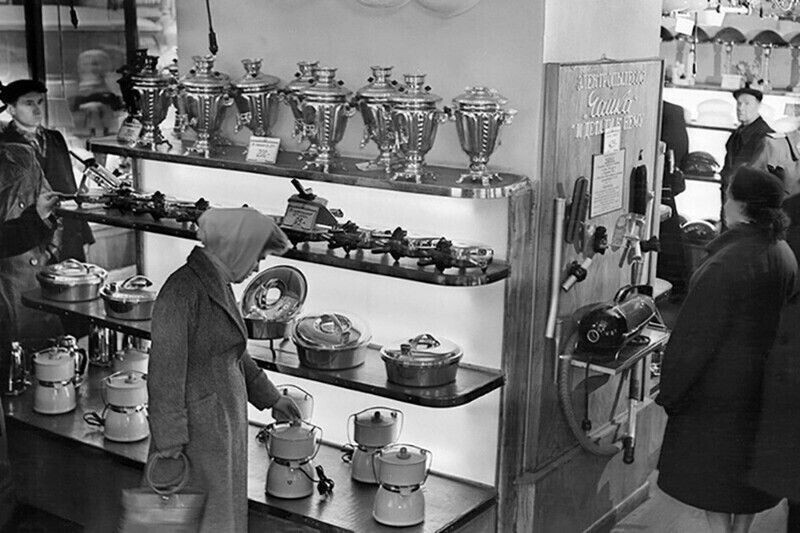 В магазине электротоваров. СССР, 1953 год