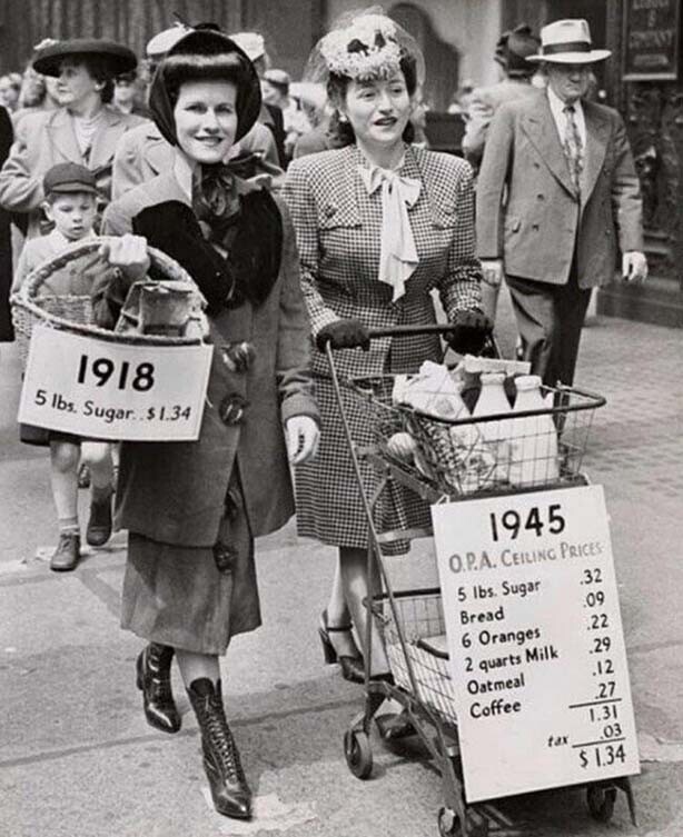 Жить стало лучше, жить стало веселей! Патриотическая акция, на которой две женщины демонстрируют что можно было купить на 1 доллар 34 цента в 1918 и 1945 годах. США. 1945 год