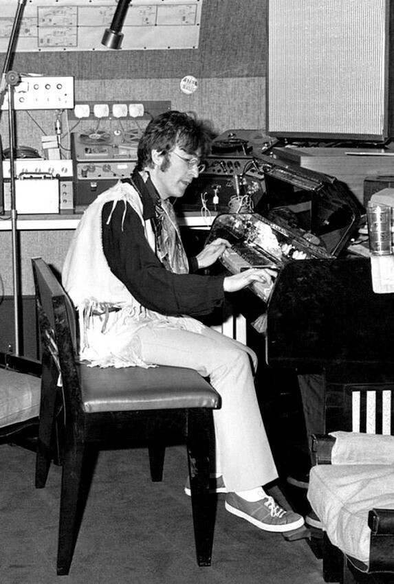 Джон Леннон играет на меллотроне в своей домашней студии