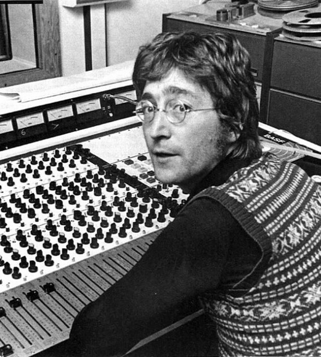 Джон Леннон в своей домашней студии, 1971 год, за работой над Imagine.