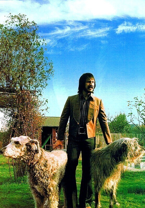Джон Энтвисл из The Who со своими собаками