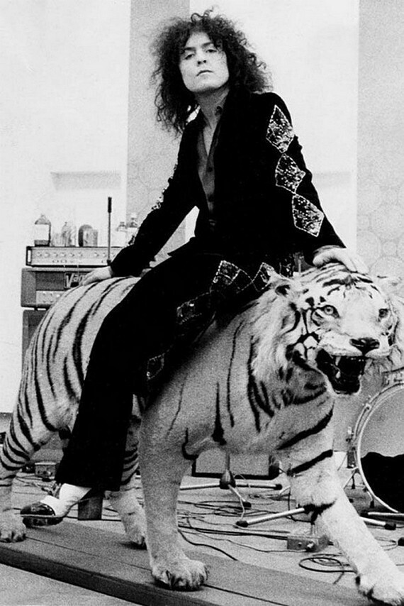 Марк Болан, Т. Рекс, на Эбби-роуд в фильме «Рожденные в буги-вуги» , режиссер Ринго, 1972 год.