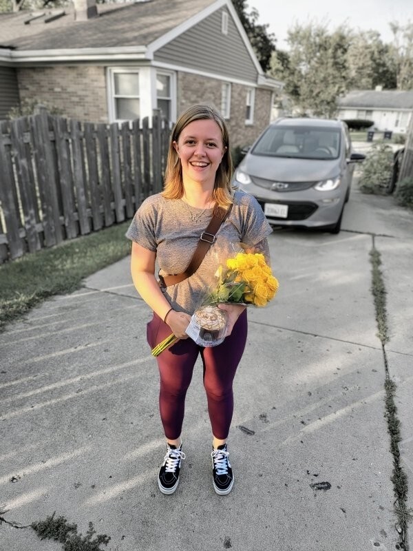 9. "Моя девушка (на фото) сделала мне вчера сюрприз, принесла цветы и капкейк просто так, без повода. Я счастливчик"