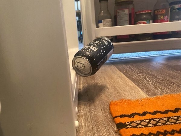 "Пиво упало с холодильника и приземлилось вот таким необычным образом"