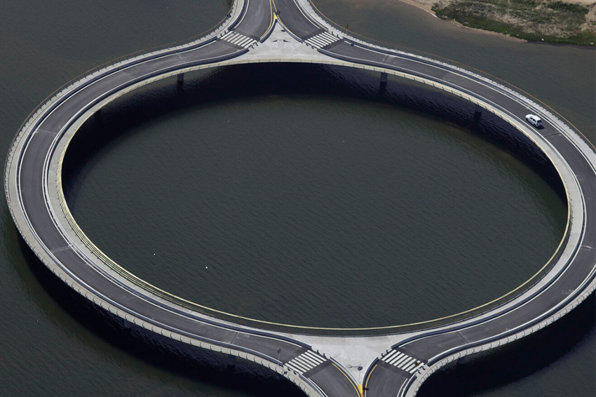 Почему мост в Уругвае имеет круглую форму?
